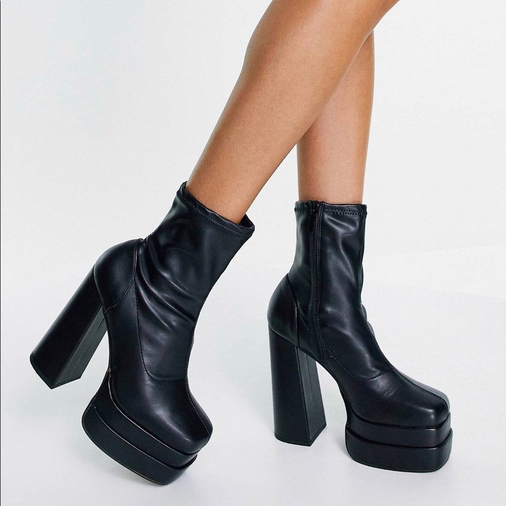 ASOS DESIGN Evelyn high-heeled platform boots
in black.